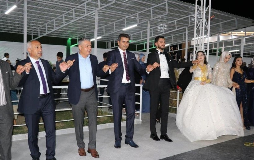 Bir aşiret düğünü klasiği! 3 kilo altın geline, 4 milyon TL damada takıldı - Resim: 2