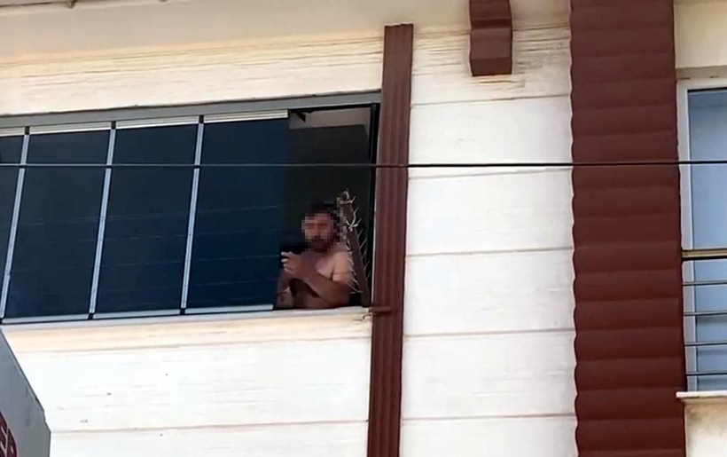 Eşiyle tartışan adam 4 aylık oğlunu pencereden atmaya kalktı - Resim: 1