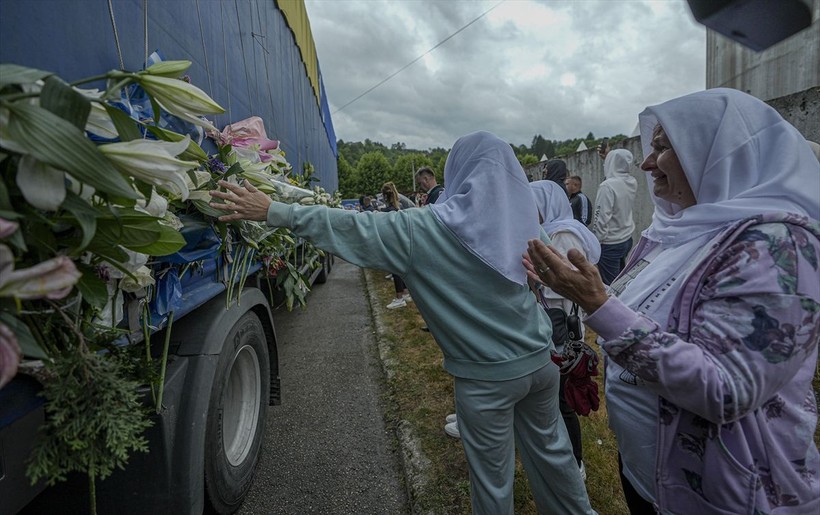 Srebrenitsa Soykırımı’nın 30’uncu yılında toprağa verilecek 7 cenaze, gözyaşlarıyla karşılandı - Resim: 4