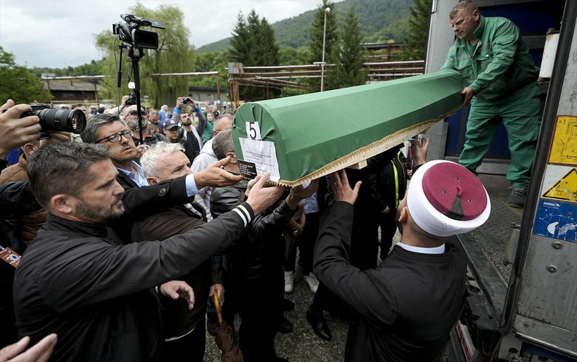 Srebrenitsa Soykırımı’nın 30’uncu yılında toprağa verilecek 7 cenaze, gözyaşlarıyla karşılandı - Resim: 16