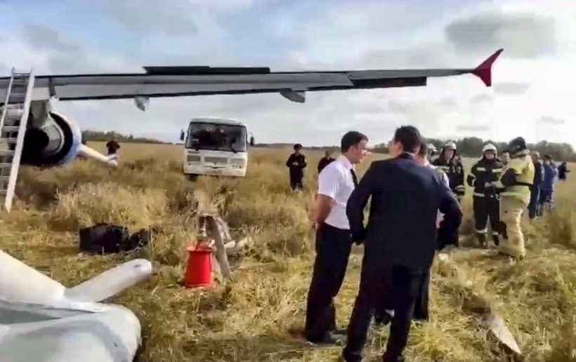 Son Dakika: Rusya'da Soçi'den Omsk'e gitmek için havalanan yolcu uçağı tarlaya acil iniş yaptı - Resim: 1