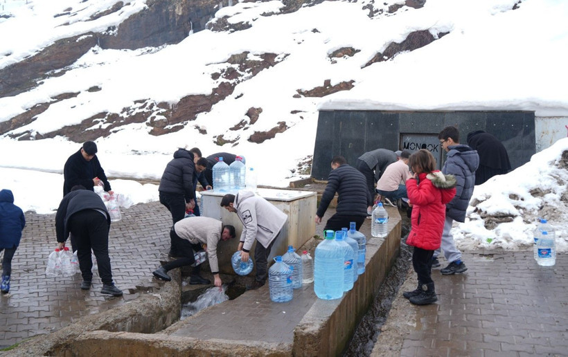 Muş'ta şebeke suyunda bakteri tespit edildi, vatandaşlar çeşmelere akın etti - Resim: 3