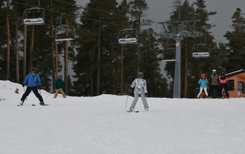 Kar kalınlığının 60 santimetreyi bulduğu Sarıkamış'ta turistler snowboard ve kızak yaptı - Resim: 8