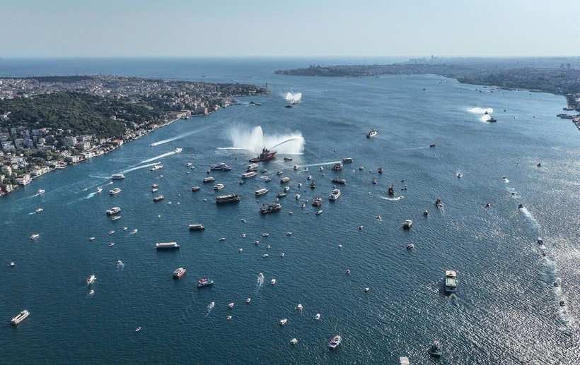 Boğaz'dan 15 Temmuz geçişi: 253 şehidin anısına 253 tekne ve bot boğazı selamladı - Resim: 2