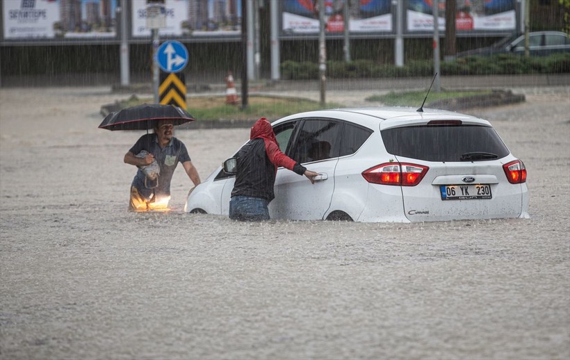 Meteoroloji'nin uyardığı Ankara'ya ceviz büyüklüğünde dolu yağdı! Yurt genelinde hafta sonu hava nasıl olacak? Birçok ile sağanak ve fırtına uyarısı yapıldı - Resim: 16