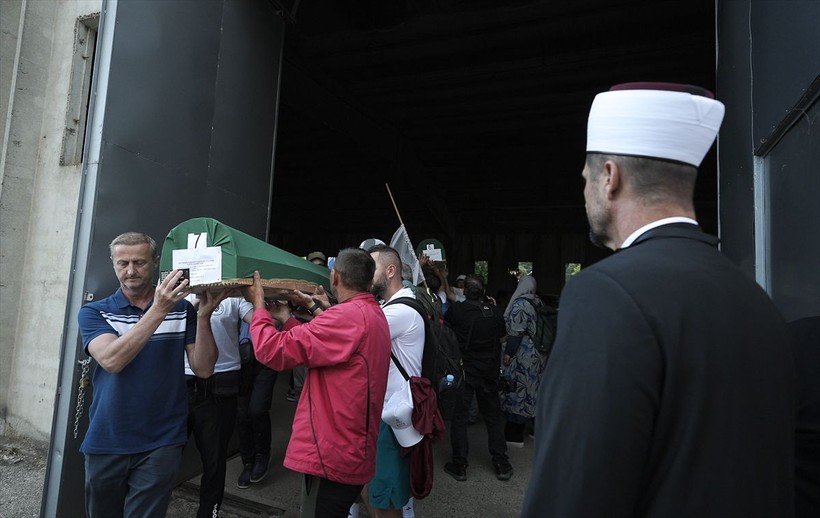 Srebrenitsa soykırımının 30. yıl dönümü! 7 kurbanın cenazesi anıt mezarlığa taşındı - Resim: 13