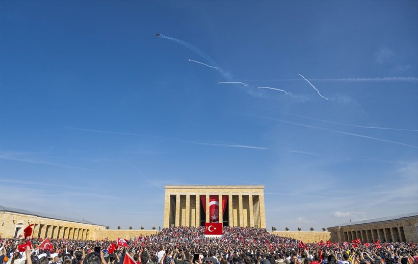 100. Yıl Kutlamaları nedeniyle Anıtkabir'de dün ziyaretçi rekoru kırıldı - Resim: 2