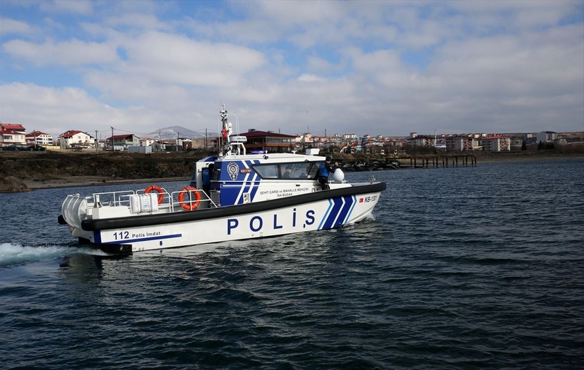 Kurbağa adamlar ve deniz polisleri Van Gölü'nde kaçakçılığa göz açtırmıyor, güvenliği sağlıyor - Resim: 6