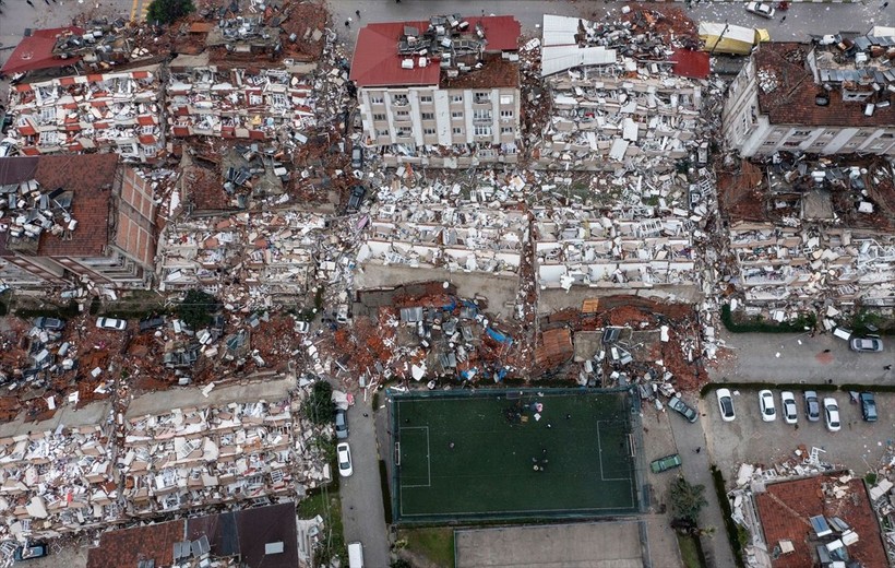 Son dakika deprem haberleri... Kahramanmaraş'ta meydana gelen depremler Hatay'da meydana gelen yıkım havadan görüntülendi - Resim: 1