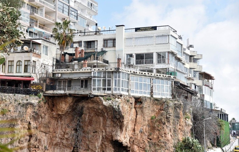 Görüntüler dehşete düşürdü: Antalya'da falezlerin yarıklar oluşturduğu kaya üzerinde ev! - Resim: 2