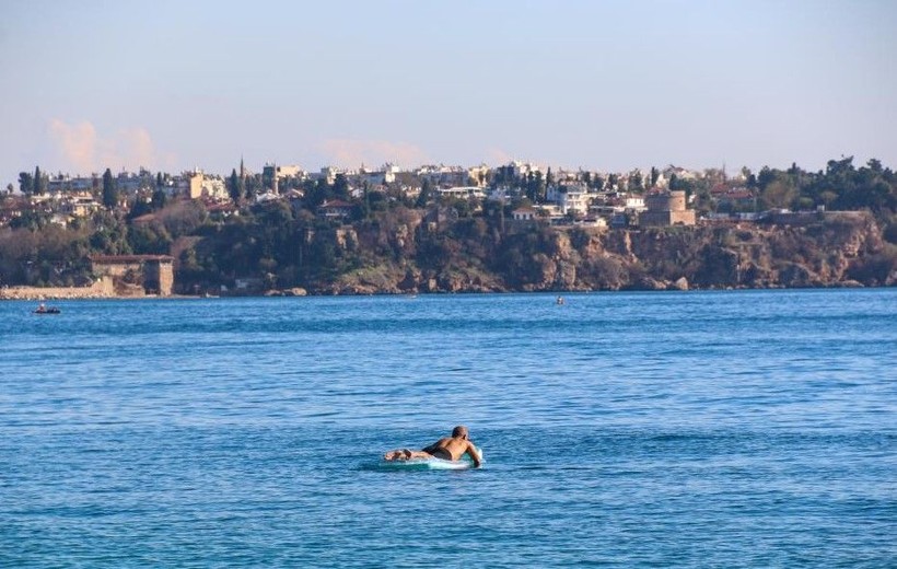Antalya'da termometreler 19 dereceyi gösterdi! Vatandaşlar denizin keyfini çıkardı - Resim: 5