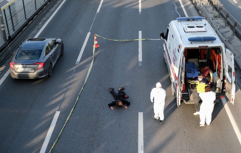 İstanbul'da E5 karayolunda şaşkına çeviren görüntü! Bulaşıcı hastalık riskine karşı... Göz yaşartıcı spreyle kelepçelediler - Resim: 4