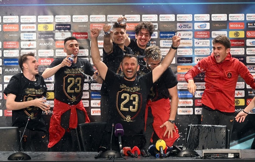 Galatasaray'ın yıldızlarından basın toplantısındaki Okan Buruk'a şampiyonluk sürprizi! - Resim: 4