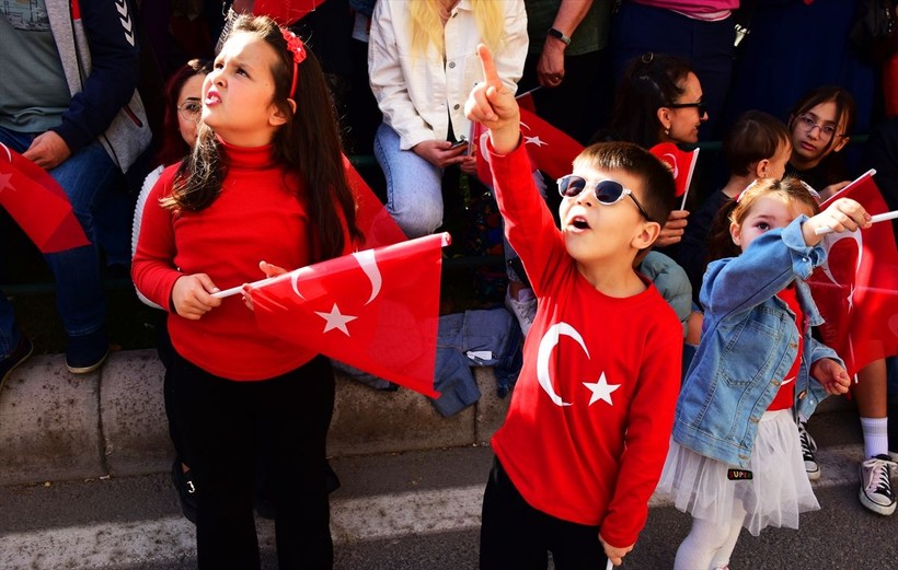 Türkiye iliklerine kadar Cumhuriyet'i kutluyor! Nereye baksan kırmızı-beyaz! 🤍❤️Meydanlarda 7'den 70'e 100. yıl coşkusu - Resim: 351