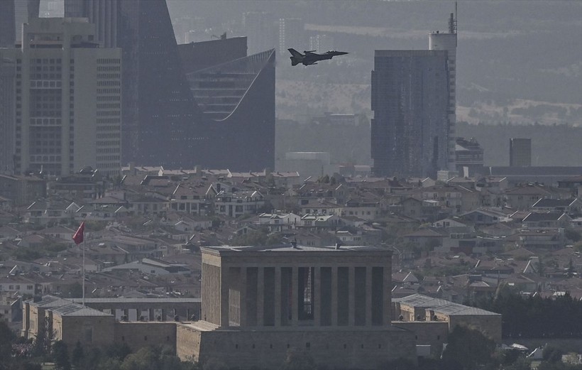 Türkiye iliklerine kadar Cumhuriyet'i kutluyor! Nereye baksan kırmızı-beyaz! 🤍❤️Meydanlarda 7'den 70'e 100. yıl coşkusu - Resim: 401