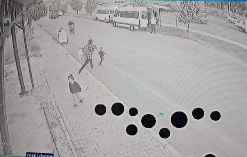 Antalya'da annesinin elini bırakan çocuk yola atladı, ikisi de motosiklet altında kaldı! - Resim : 1