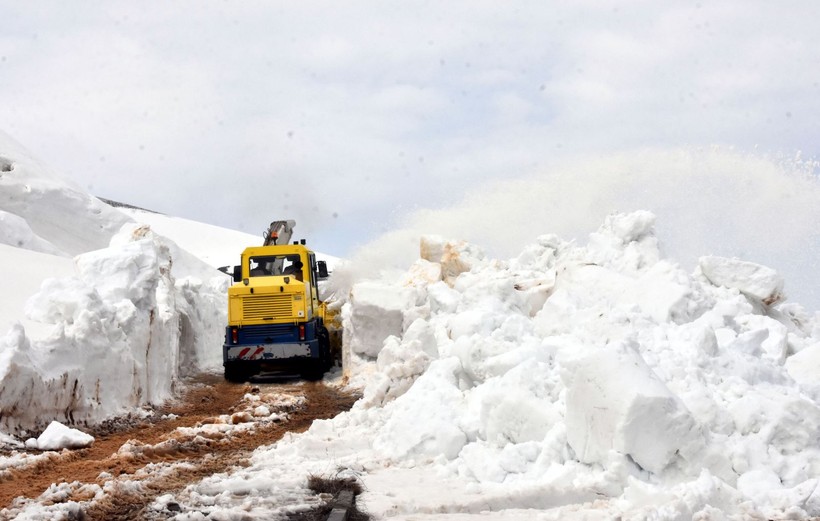 Nemrut Dağı'nda kar kalınlığı 6 metreyi aştı! Yol açma çalışmları 3 gün sürecek - Resim: 7