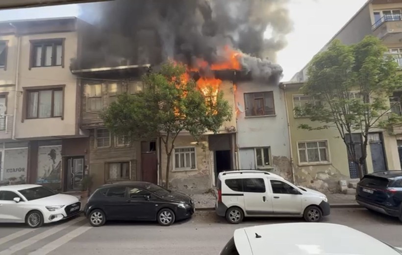 Kocaeli’de yanan ahşap ev, 2 itfaiye erinin üzerine düştü - Resim: 7