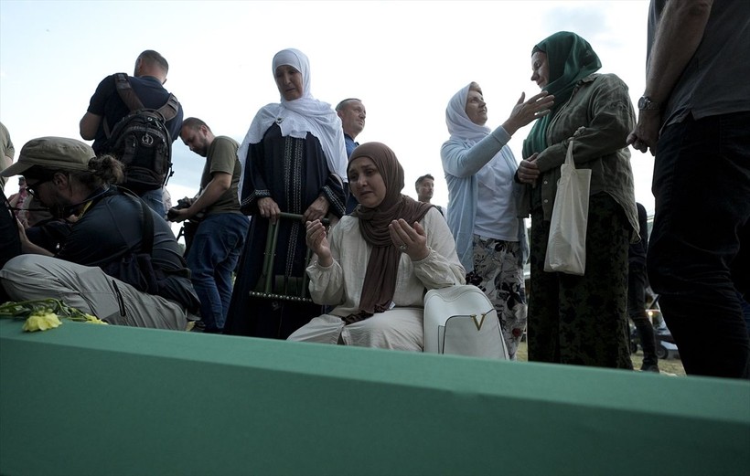 Srebrenitsa soykırımının 30. yıl dönümü! 7 kurbanın cenazesi anıt mezarlığa taşındı - Resim: 8