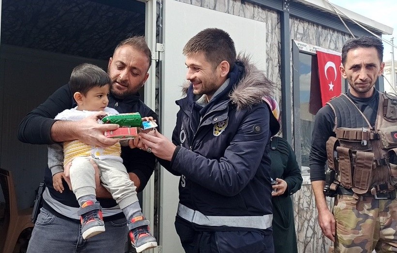 Gönüllü olarak gittiği deprem bölgesine giden Polis Memuru Ferhat Erduğan'ı da dinleyenleri de duygulandıran bir olay yaşandı - Resim: 2