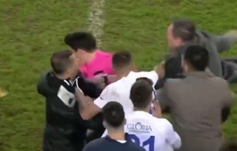 Ankaragücü Başkanı Faruk Koca hakem Halil Umut Meler'e sahanın içinde yumruk attı! İşte o görüntüler - Resim: 26