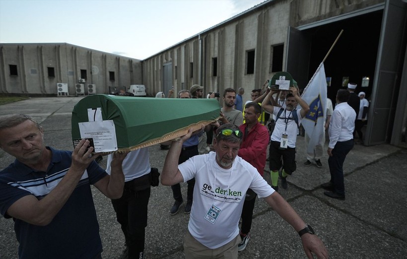 Srebrenitsa soykırımının 30. yıl dönümü! 7 kurbanın cenazesi anıt mezarlığa taşındı - Resim: 11
