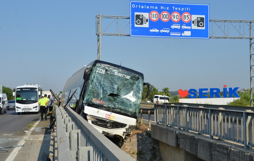 Antalya'da mucize kurtuluş! Yolcu otobüsü ırmağa uçmaktan son anda kurtuldu - Resim : 1