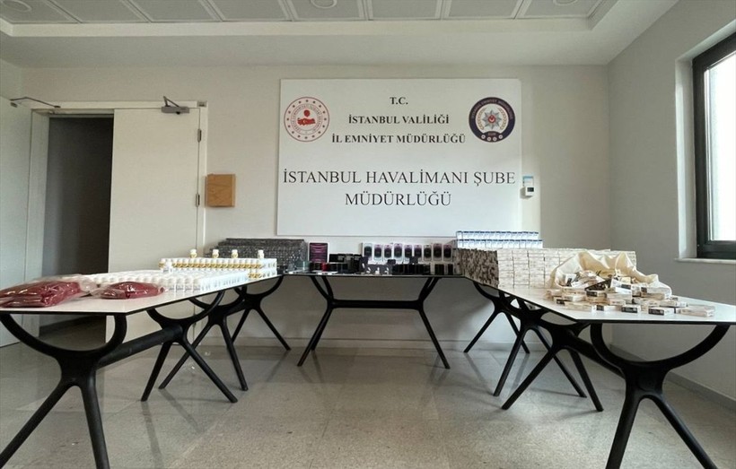 İstanbul Havalimanı Emniyet Şube Müdürlüğü tarafından yıl başından bu yana yapılan aramalarda ele geçirilen kaçak ürünler sergilendi! İşte o ürünler... - Resim: 1