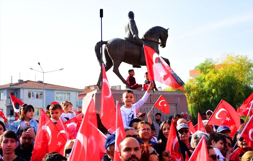 Türkiye iliklerine kadar Cumhuriyet'i kutluyor! Nereye baksan kırmızı-beyaz! 🤍❤️Meydanlarda 7'den 70'e 100. yıl coşkusu - Resim: 346
