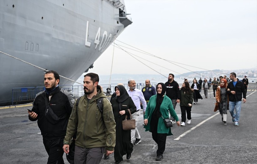 Sarayburnu Limanı'na demirleyen TCG Anadolu gemisi yarın saat 18.00'e kadar ziyaret edilebilecek - Resim: 13