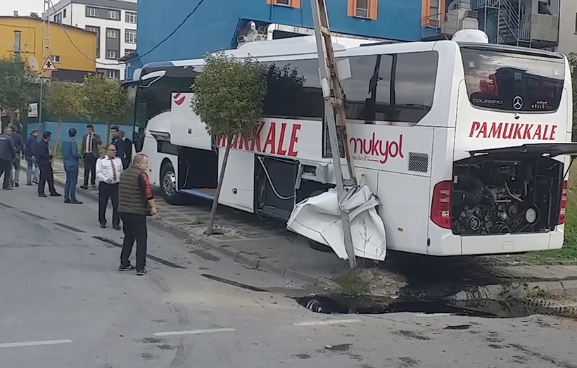 Ümraniye'de yolcu otobüsü ile otomobil çarpıştı! 2 kişi yaralandı - Resim : 1