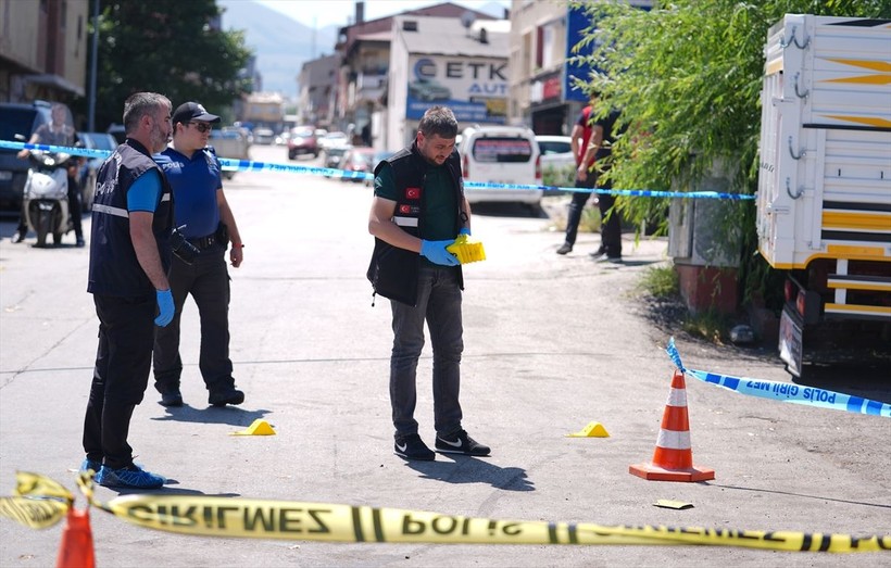 Erzurum'da bir iş yerine silahla ateş açıldı - Resim: 7