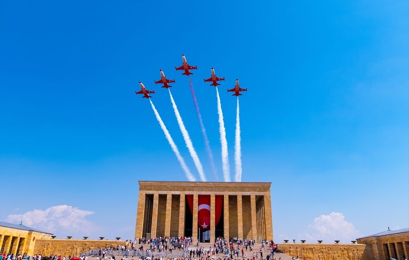 Türk Yıldızları'ndan Anıtkabir'de Ata'ya saygı uçuşu - Resim: 5
