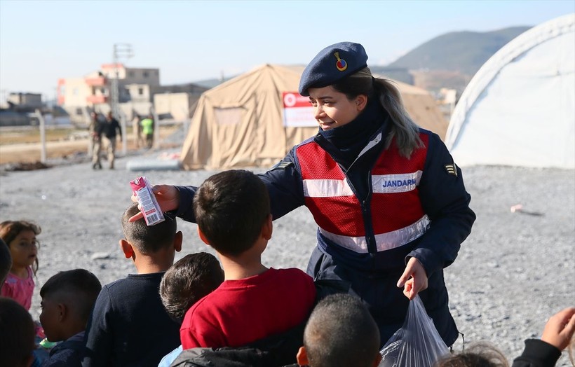 Depremden etkilenen çocukların yaralarını sarmak için kadın jandarma ekipleri, öğretmenler ve gönüllüler oyunlar oynuyor - Resim: 12