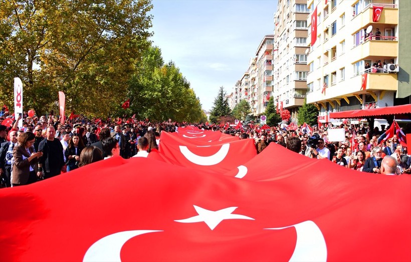 Türkiye iliklerine kadar Cumhuriyet'i kutluyor! Nereye baksan kırmızı-beyaz! 🤍❤️Meydanlarda 7'den 70'e 100. yıl coşkusu - Resim: 347