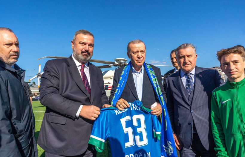 Cumhurbaşkanı Erdoğan ile ilkokul öğrencisi arasında gülümseten diyalog: 'Nereye?' 'İçeriye' - Resim : 1