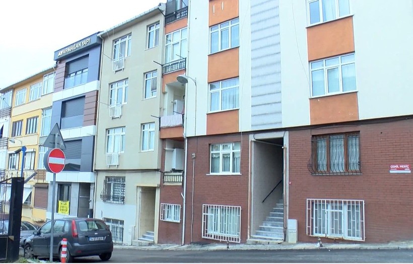 Üsküdar'da kira zammı kavgası kamerada! 15 kişi haneye tecavüz ederek ev halkına saldırdı - Resim: 1
