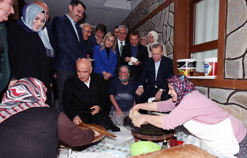 Cumhurbaşkanı Recep Tayyip Erdoğan Antalya Manavgat'ta yangın sonrası yeni evine kavuşan aileye konuk oldu gözleme yedi - Resim: 5