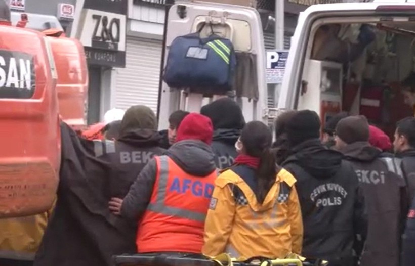 Son Dakika! Yeni günde enkazdan kurtarılan canlar umudu artırdı! 30. saatte bulunanlar, asker abileriyle konuşan çocuklar, uykusundan uyanan minik: Ne oluyor ya - Resim: 10