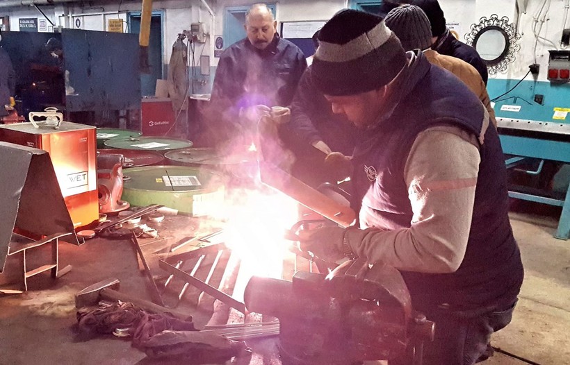 Balıkesir'in meslek lisesi öğretmenleri ve teknisyenleri depremzedeler için soba üretmeye başladı - Resim: 3