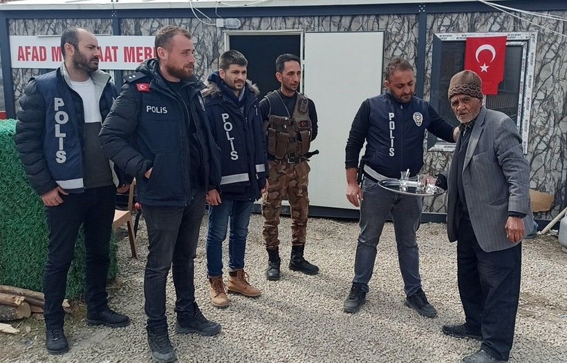 Gönüllü olarak gittiği deprem bölgesine giden Polis Memuru Ferhat Erduğan'ı da dinleyenleri de duygulandıran bir olay yaşandı - Resim: 6