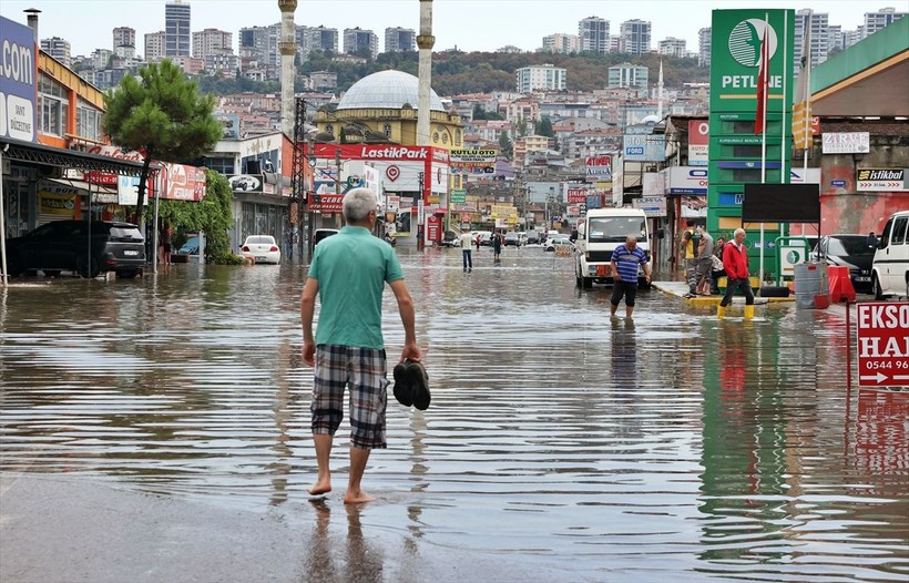 Karadeniz'i sel vurdu! Samsun'da hayat durdu - Resim: 2
