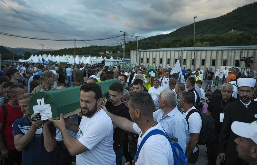 Srebrenitsa soykırımının 30. yıl dönümü! 7 kurbanın cenazesi anıt mezarlığa taşındı - Resim: 16
