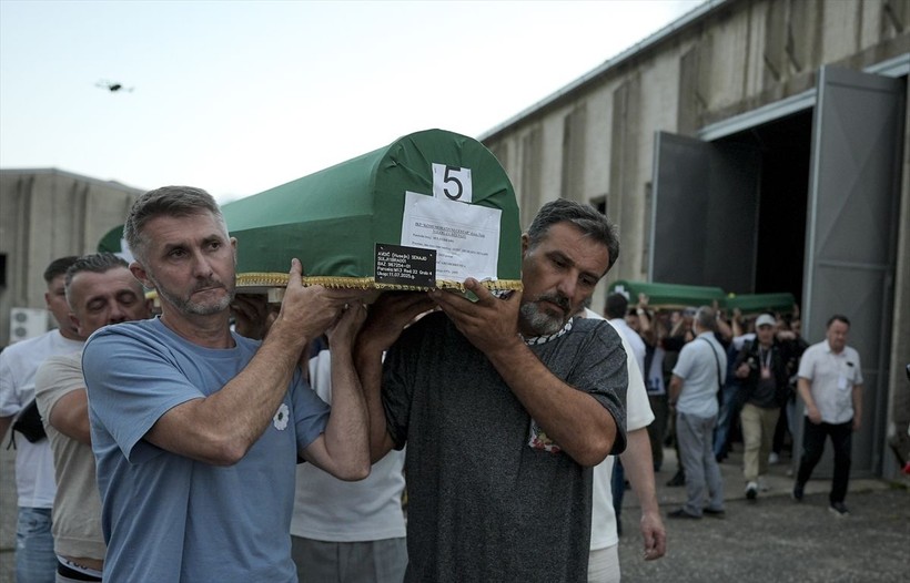 Srebrenitsa soykırımının 30. yıl dönümü! 7 kurbanın cenazesi anıt mezarlığa taşındı - Resim: 21