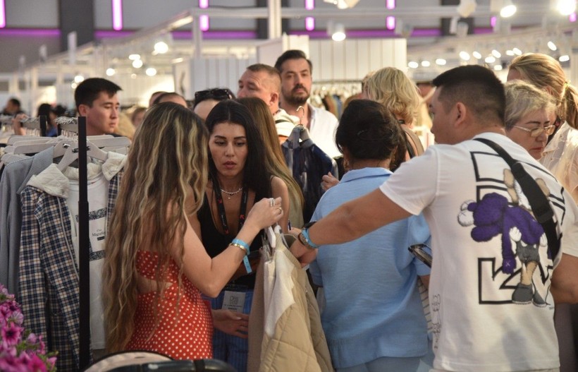 Rusya-Ukrayna savaşı devam ederken iki ülkenin iş kadınları, alışveriş için Antalya'da bir araya geldi - Resim: 12