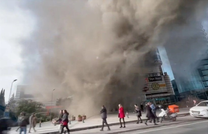 İstanbul Levent'te bulunan Metrocity AVM'deki yangın Anadolu Yakası'ndan da görüldü - Resim: 16