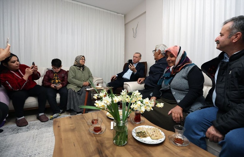 Cumhurbaşkanı Recep Tayyip Erdoğan Antalya Manavgat'ta yangın sonrası yeni evine kavuşan aileye konuk oldu gözleme yedi - Resim: 3