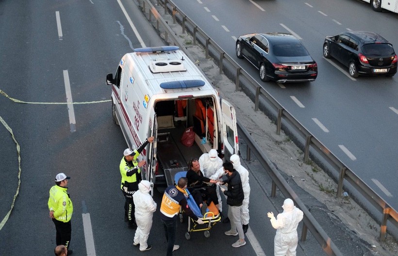 İstanbul'da E5 karayolunda şaşkına çeviren görüntü! Bulaşıcı hastalık riskine karşı... Göz yaşartıcı spreyle kelepçelediler - Resim: 7