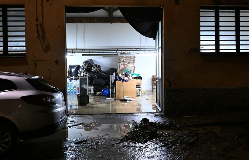 İtalya'da sağanak yağış can aldı! 3 ölü 7 kayıp - Resim: 13