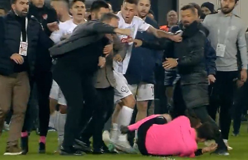 Ankaragücü Başkanı Faruk Koca hakem Halil Umut Meler'e sahanın içinde yumruk attı! İşte o görüntüler - Resim: 10